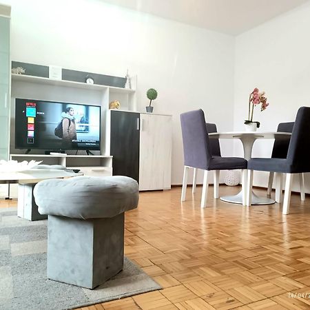 Chic Comfort 1Bdr With Landmark View - Concerthall Bucharest Luaran gambar