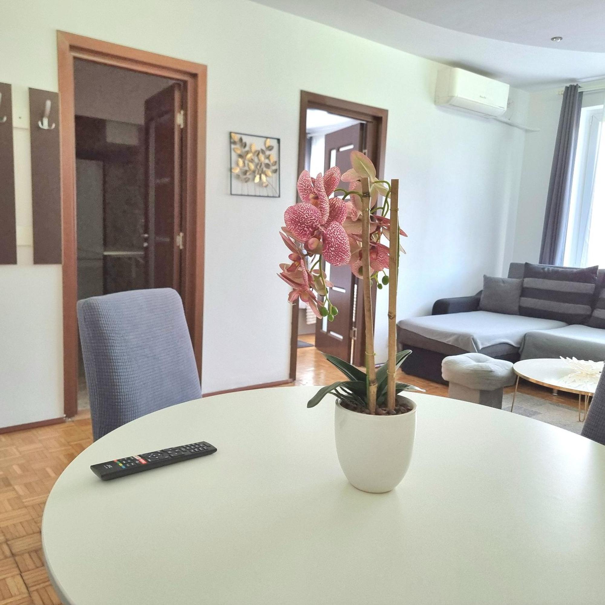 Chic Comfort 1Bdr With Landmark View - Concerthall Bucharest Luaran gambar