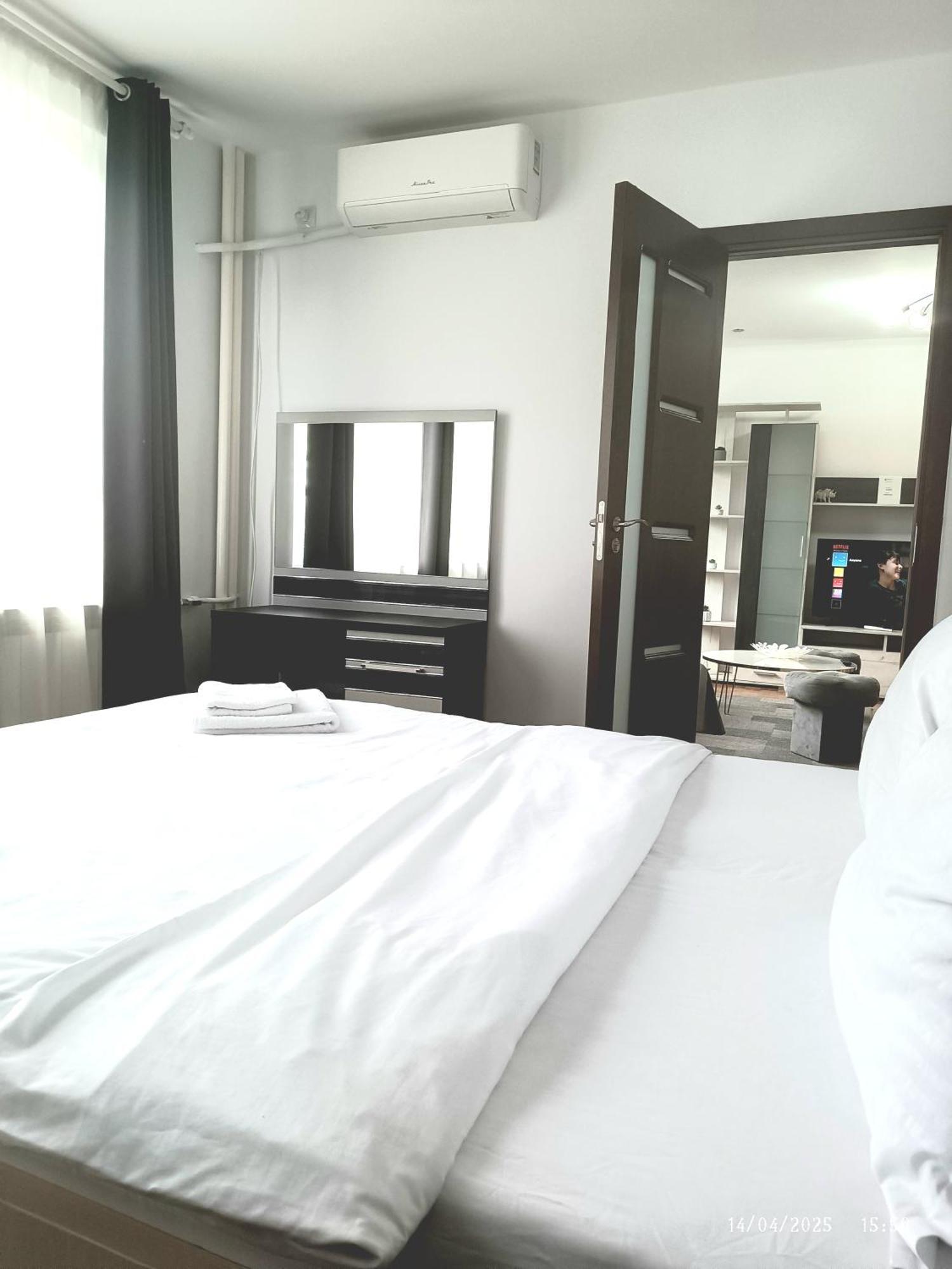 Chic Comfort 1Bdr With Landmark View - Concerthall Bucharest Luaran gambar